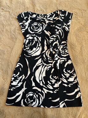 White House Black market floral ruffle front dress, Women’s M/L